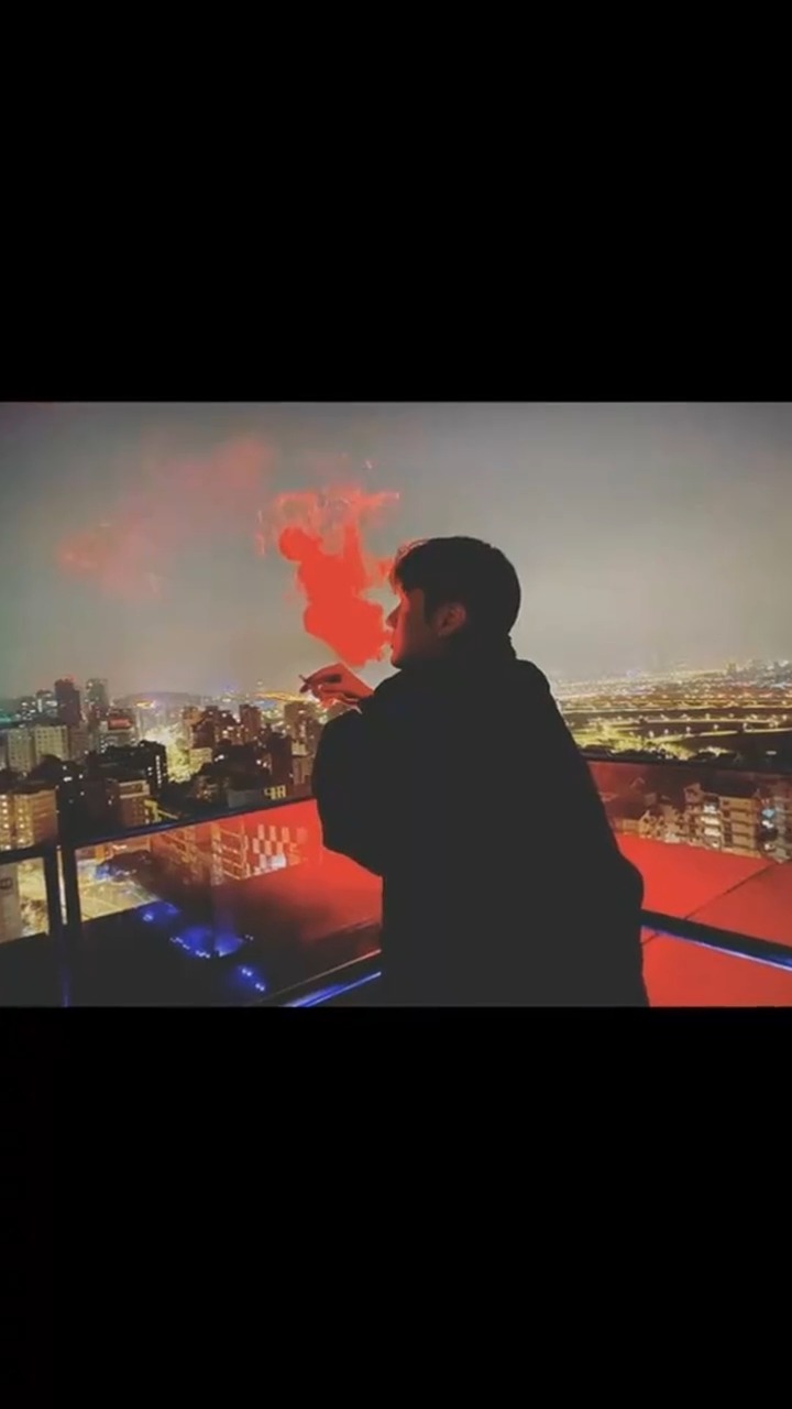 娱乐#李荣浩凌晨站在天台抽烟,感慨生活,烟雾宛如一片火烧云,粉丝