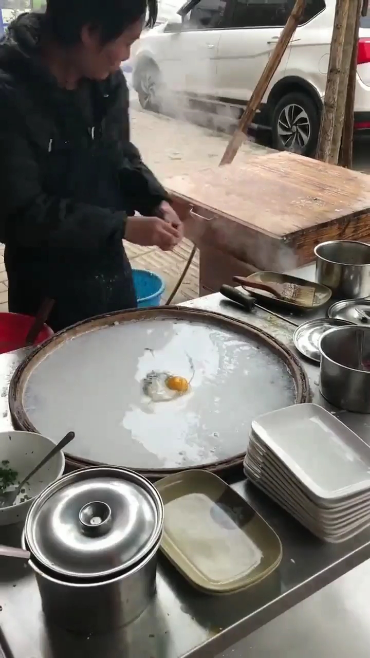 街边小吃最爱吃的肠粉,老板你这波操作认真的吗?画的是什么呀