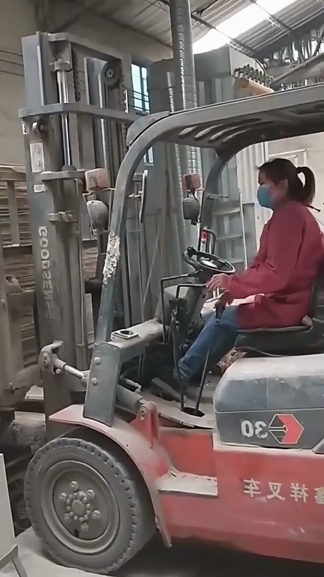 朋友们看看,这美女开叉车的技术咋样?