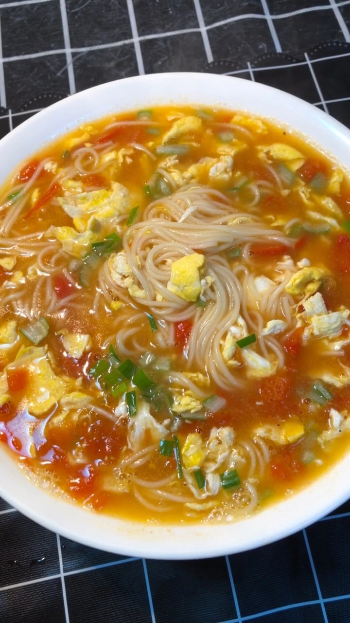 懒人版西红柿鸡蛋热汤面,你学会了么