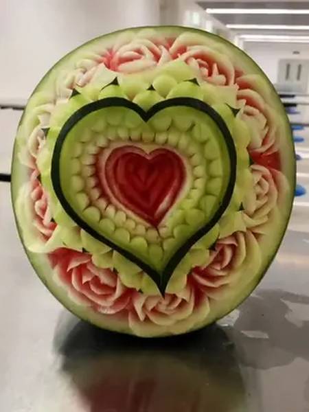 西瓜被我玩坏了食品雕刻 创意水果拼盘 我的生活日记 来过来尝尝这个