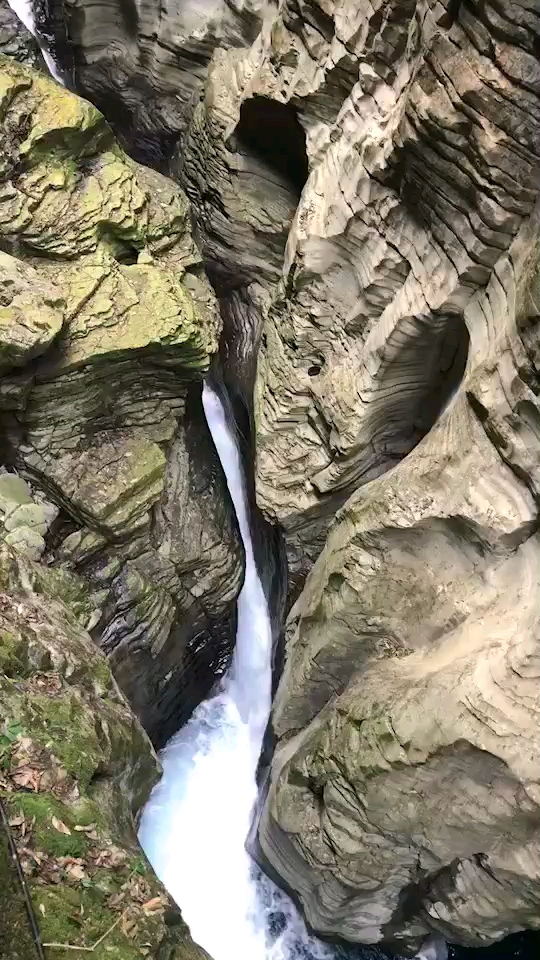 川流不息水,饱经沧桑石