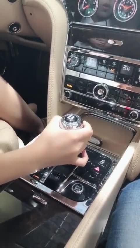 小姐姐第一次开宾利不会挂档原来按钮还要按到底啊
