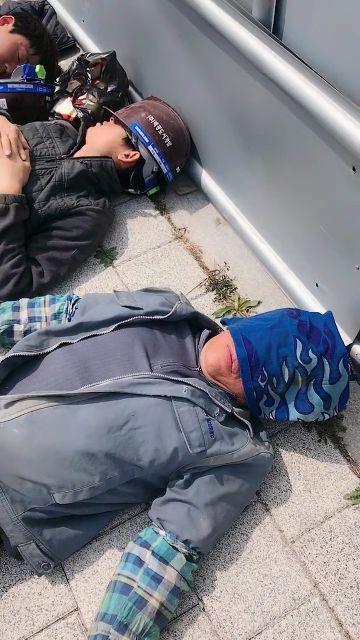 韩国工地午休时间,就躺在地上睡一觉,为了家人为了今后更好的生活,就