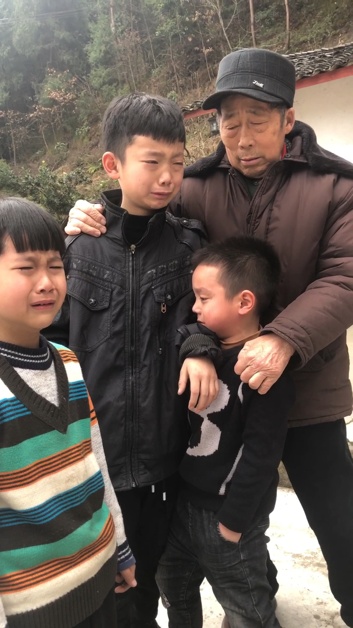 家里的孩子舍不得父母离开!关爱留守儿童!