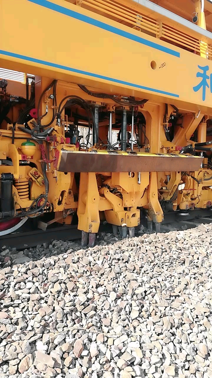 铁路连续自动捣固机