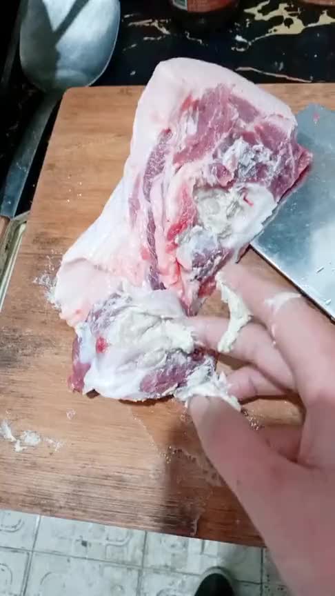 这猪肉是不是打过针化脓了把"肿瘤君"切开跟面粉似的,洗干净也不敢吃