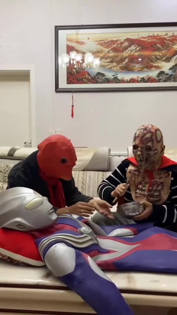 鱼头怪和骷髅怪准备吃了迪迦奥特曼大家快救迪迦