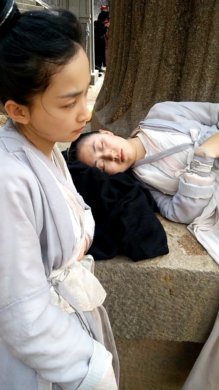 峨眉派女弟子睡着了