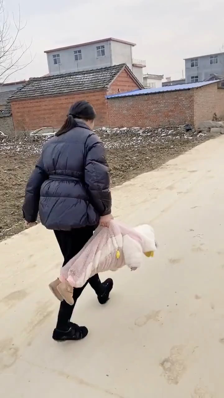 女鹅再忍忍,等你小姨嫁出去好了?当你的孩子被他的小姨带的时候