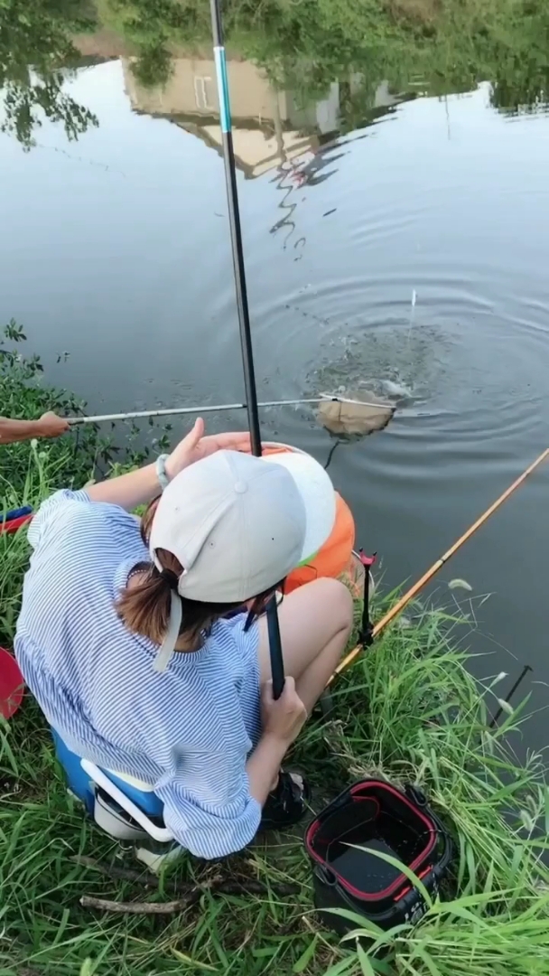 美女钓鱼到最后一箭双雕!