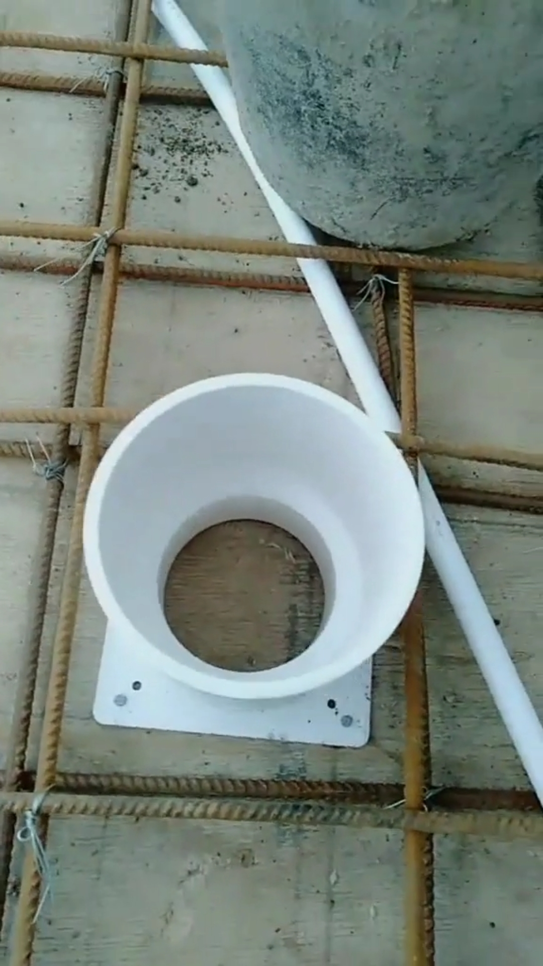 原来卫生间马桶预埋件长这样啊!升级版还带盖子.