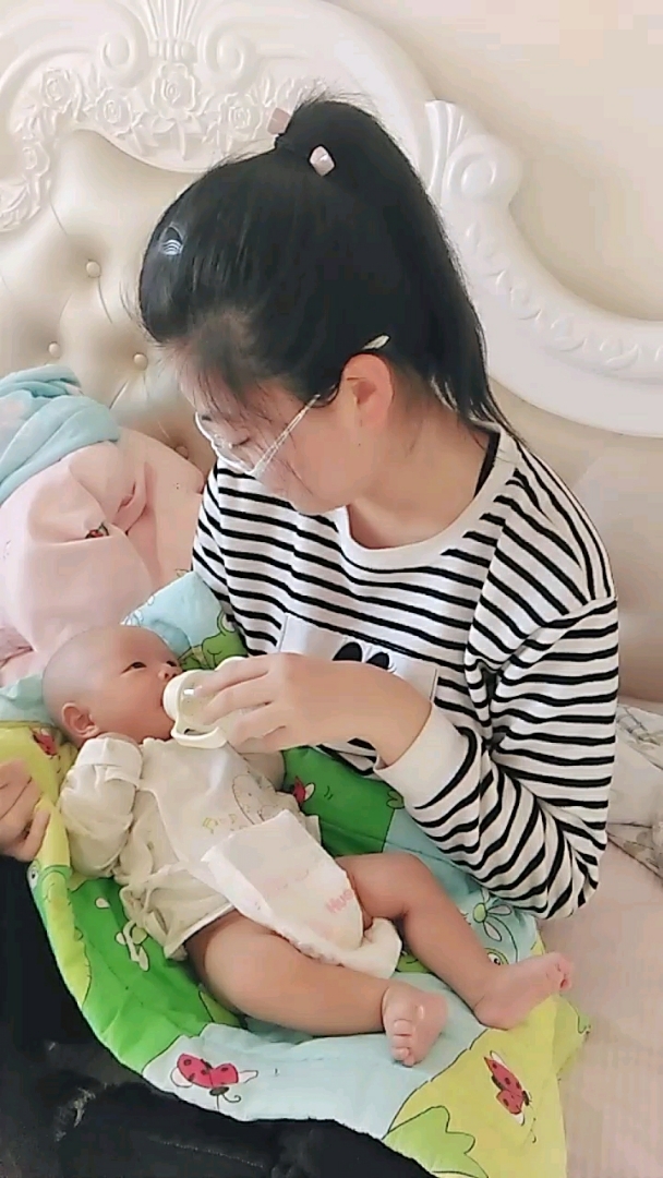 小姐姐在喂弟弟母乳