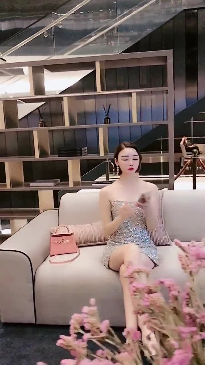 酒店大堂遇到一位美女,穿衣打扮很吸引人,美的让人不敢靠近!