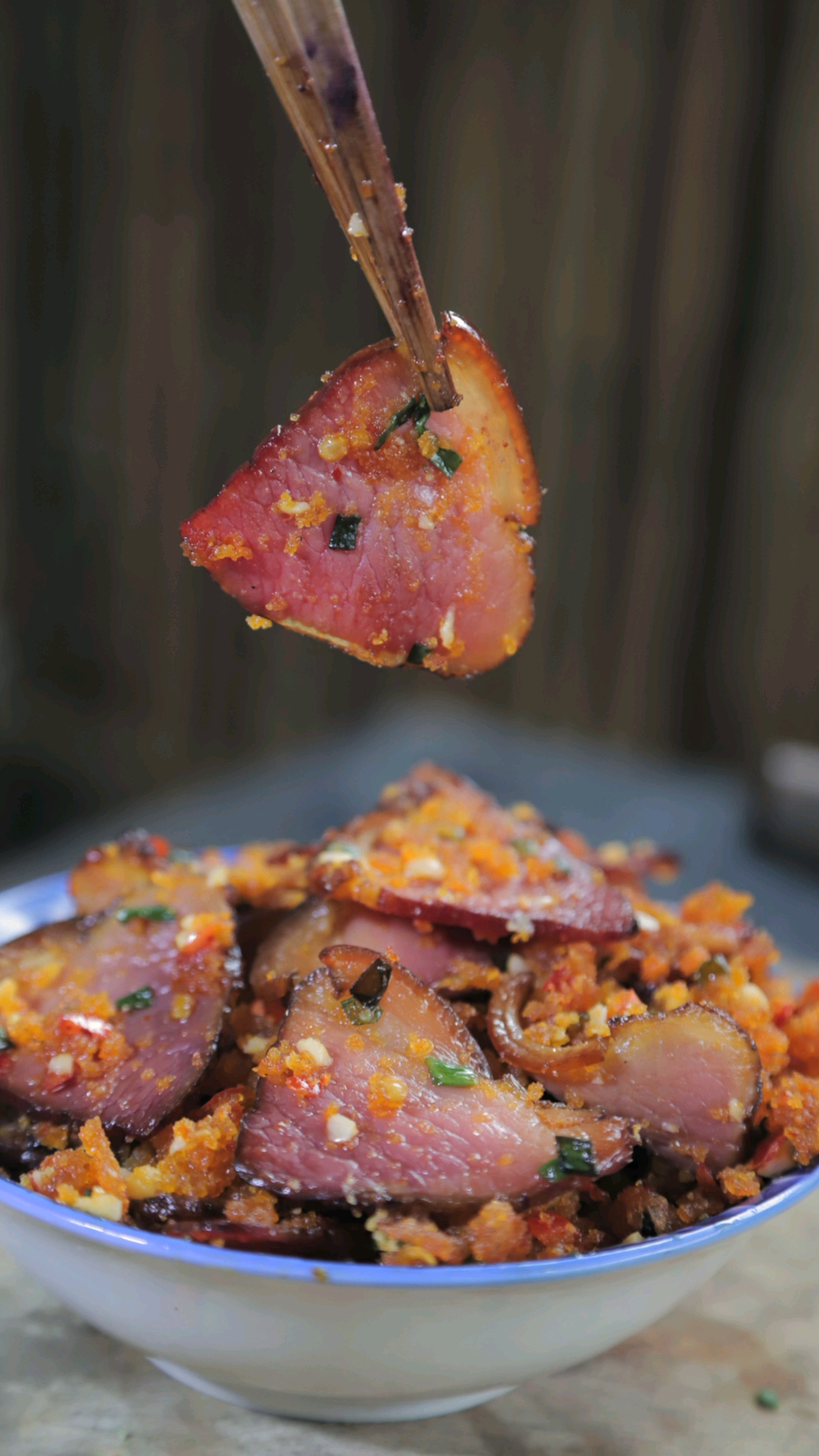 家乡特色美食#恩施农家下饭菜榨广椒炒腊肉,一片片晶莹剔透,城里遗烫