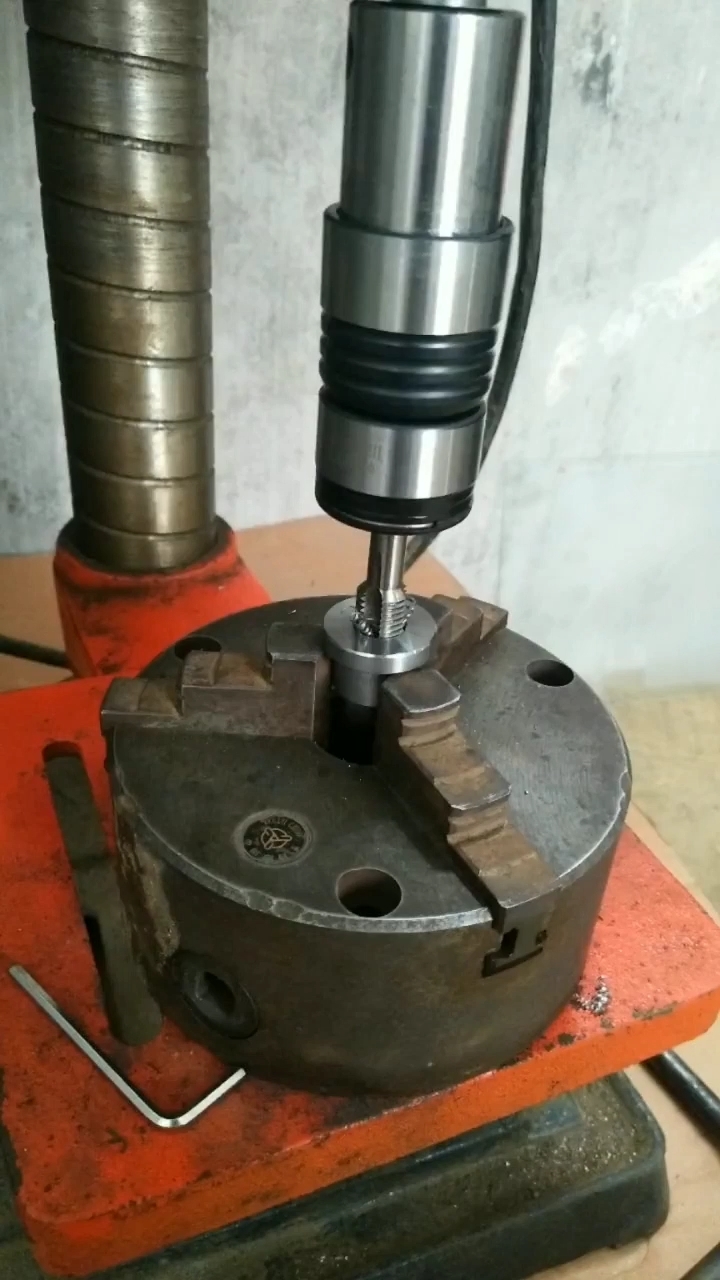 台钻也可以攻丝