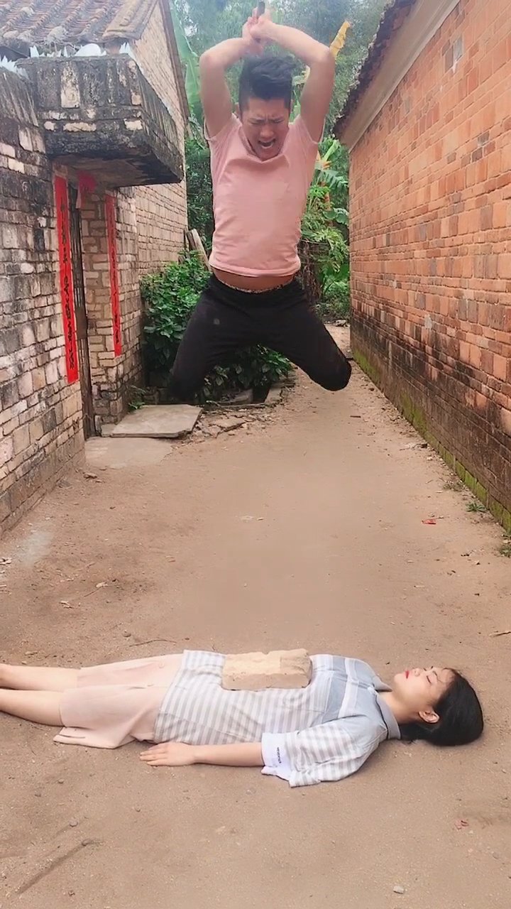 搞笑段子剧#给你们表演个绝活,胸口碎大石