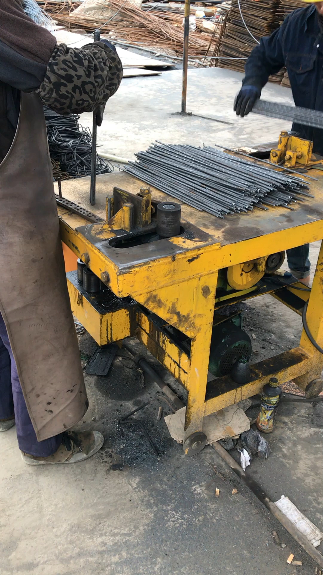 工地钢筋工在做拉钩