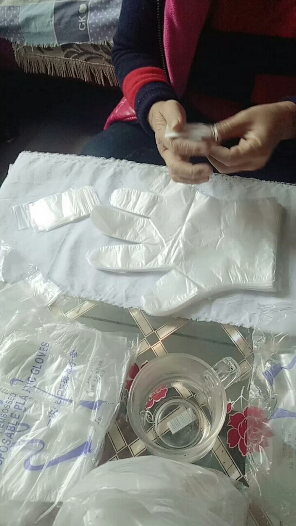 我的快乐就是多叠些手套好挣钱