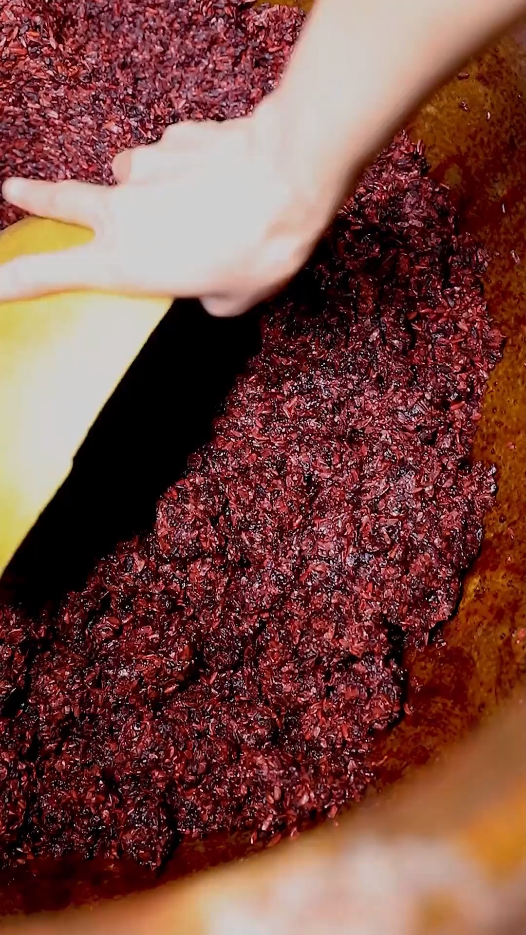 酿完红曲酒的酒糟别浪费哦~继续用农村古老的方法蒸馏一些又香又醇的