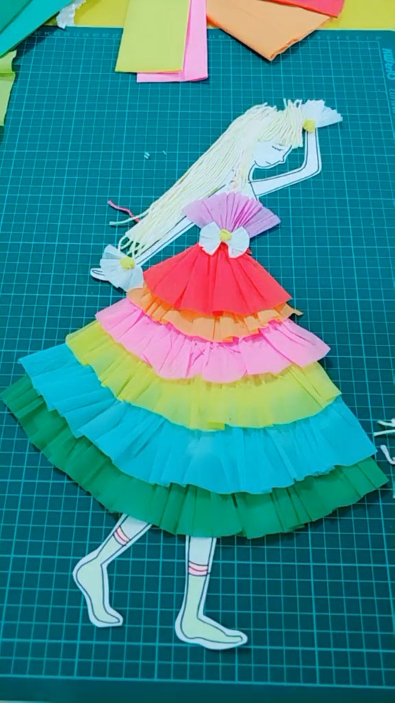 手工制作#过足了手工裙子瘾,如果没有材料限制,还是用皱纹纸做手谷构
