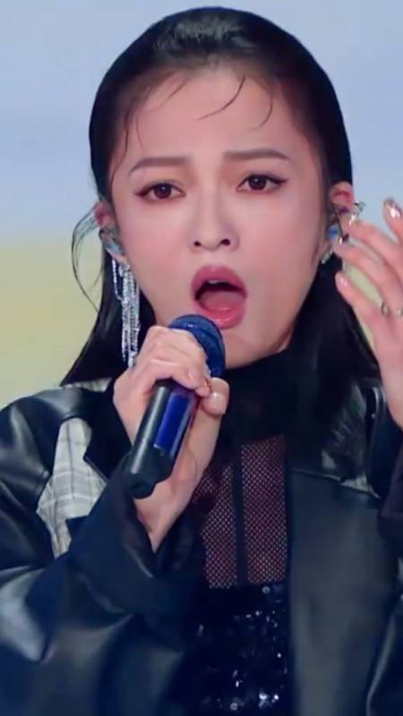 张韶涵 高音穿透力与李汶翰的声线融合更具层次感,这首《尼可拉斯》