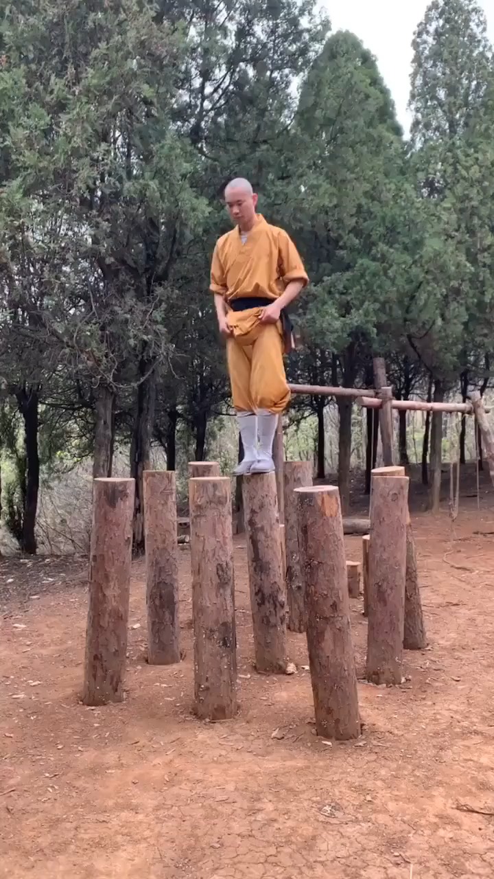 少林寺武僧站在木桩上练功,接下来的一幕,让人看得热血沸腾!