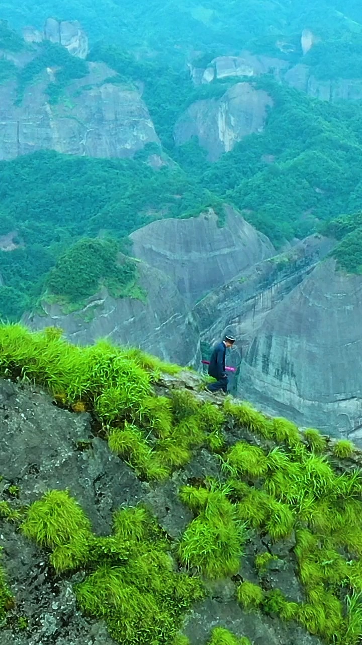 壮美河山湖南崀山八角寨龙头香百米悬崖绝壁上的烧香客步步惊心