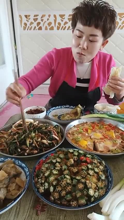 娶了一位败家老娘们,一顿就吃一大桌子,恕我直言真是养活不了啦