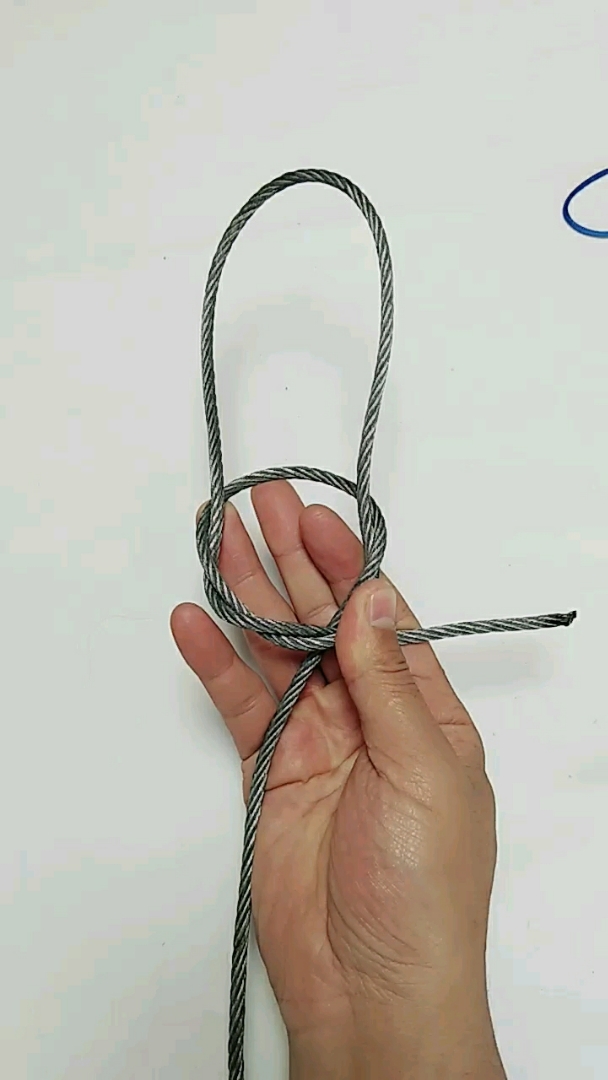 绳子穿过铁环打结图片