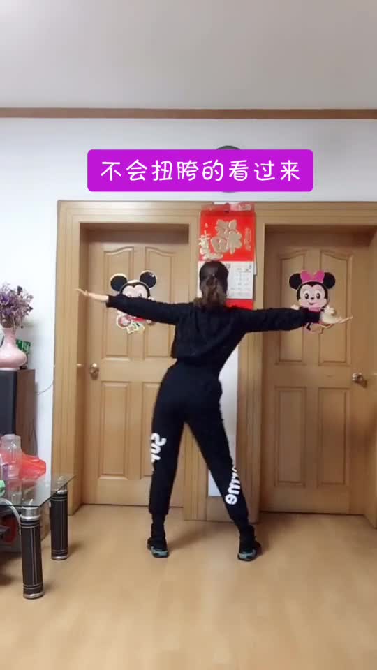 先练习左右扭腰腰扭灵活以后一抬脚后跟就学会摆胯了多练习摆胯