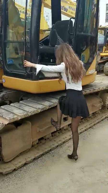 美女这身打扮开挖掘机,不太合适吧!