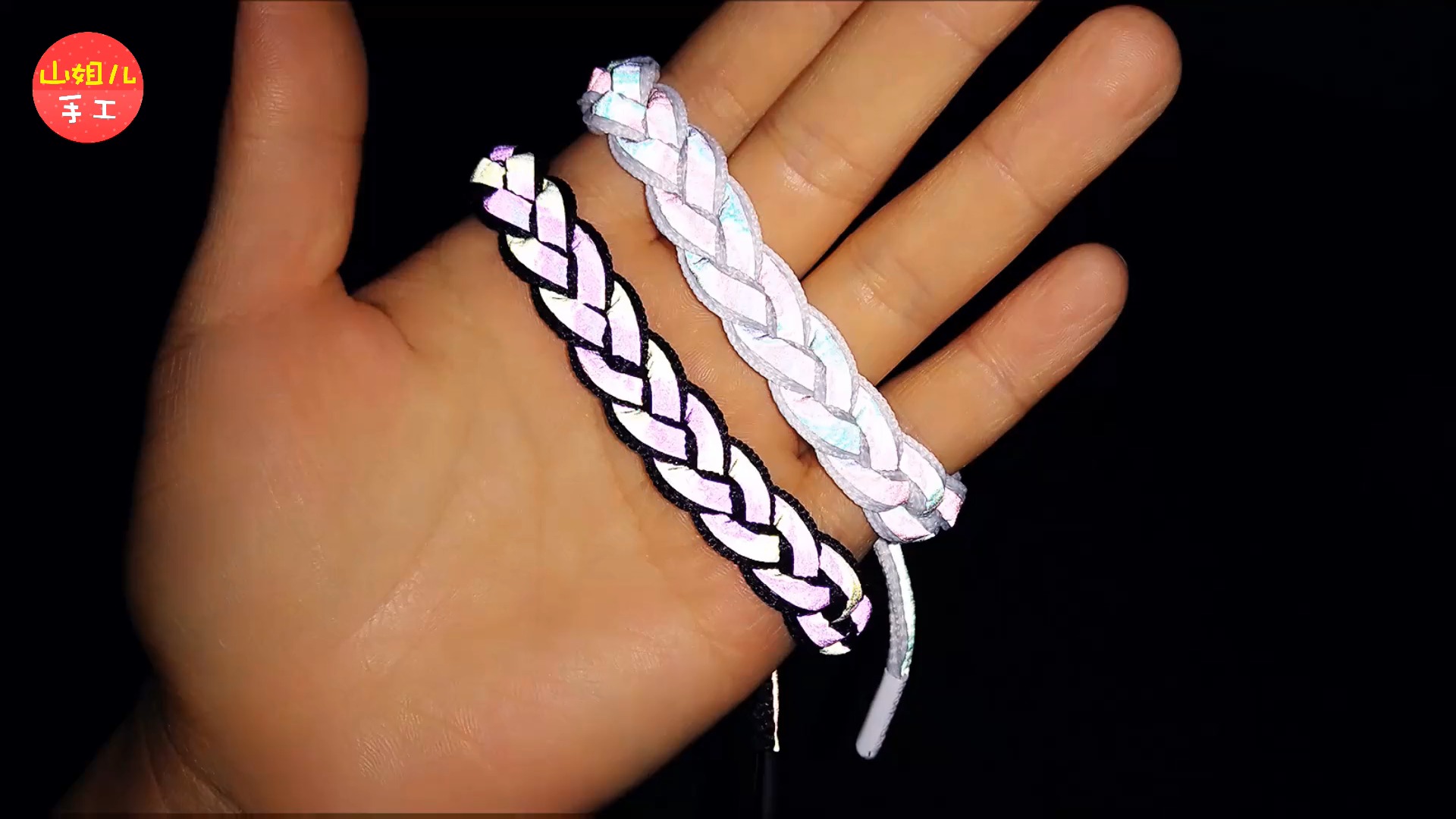 明星娱乐#小视频很火的小狮子鞋带手链,原来是这样编的,超简单