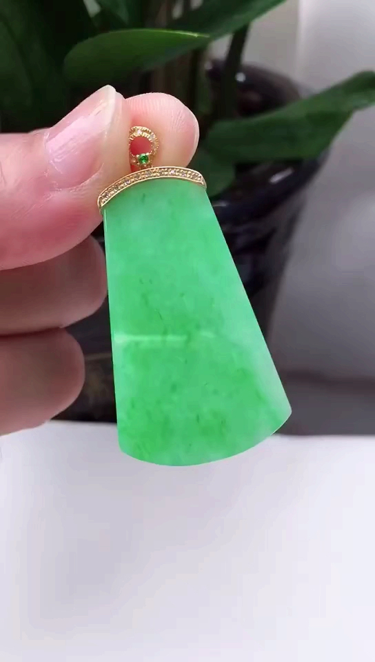 18k金镶嵌苹果绿平安无事牌翡翠挂件,水头好,莹润果绿,无纹裂