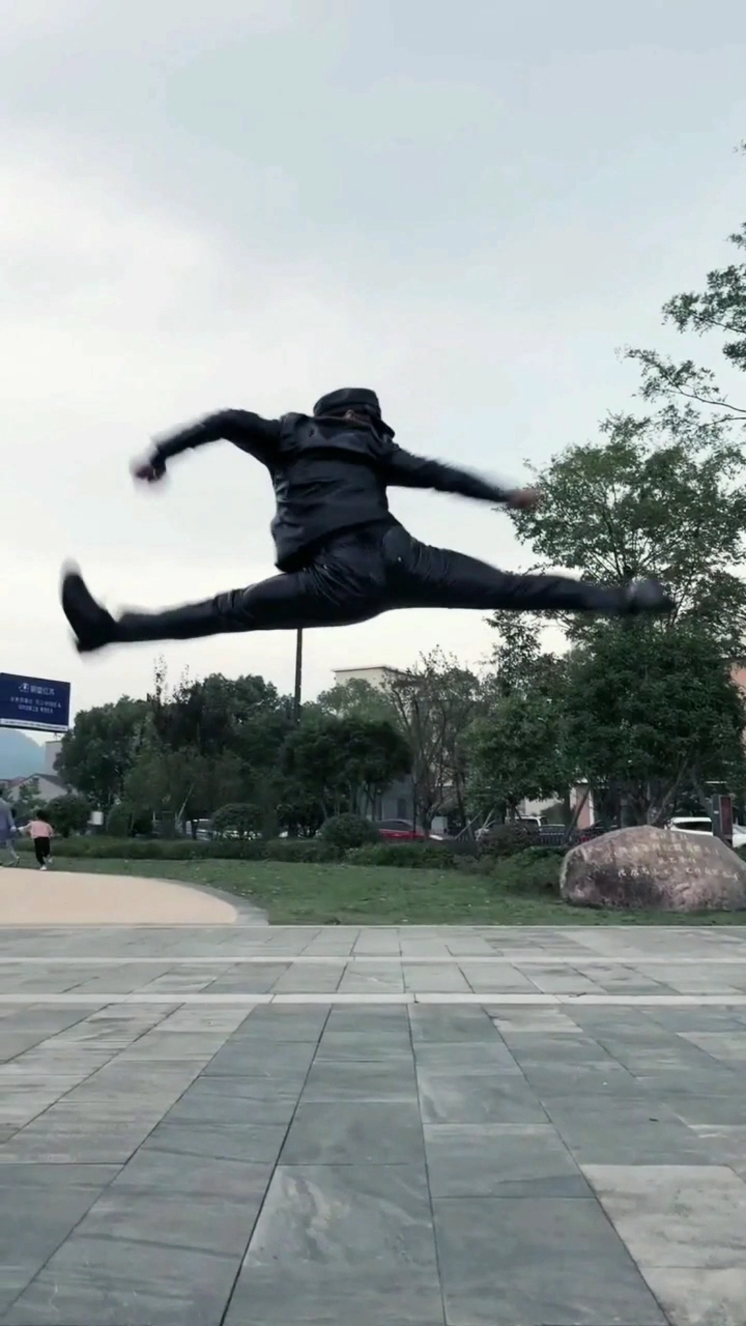 武者演练的中华武术,威武帅气,功夫是靠时间的磨练出来!