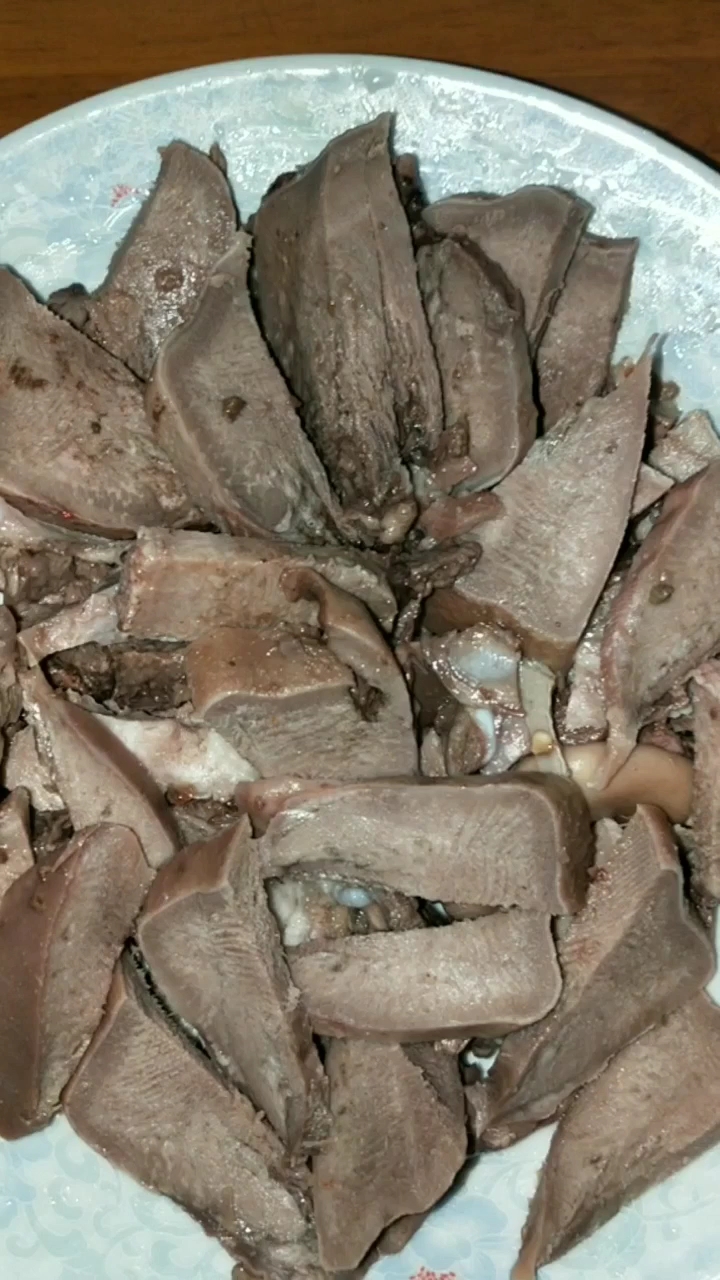 卤猪利子:  南方人把猪舌叫猪利子,就是取吉利顺利的意思,北方人叫啥