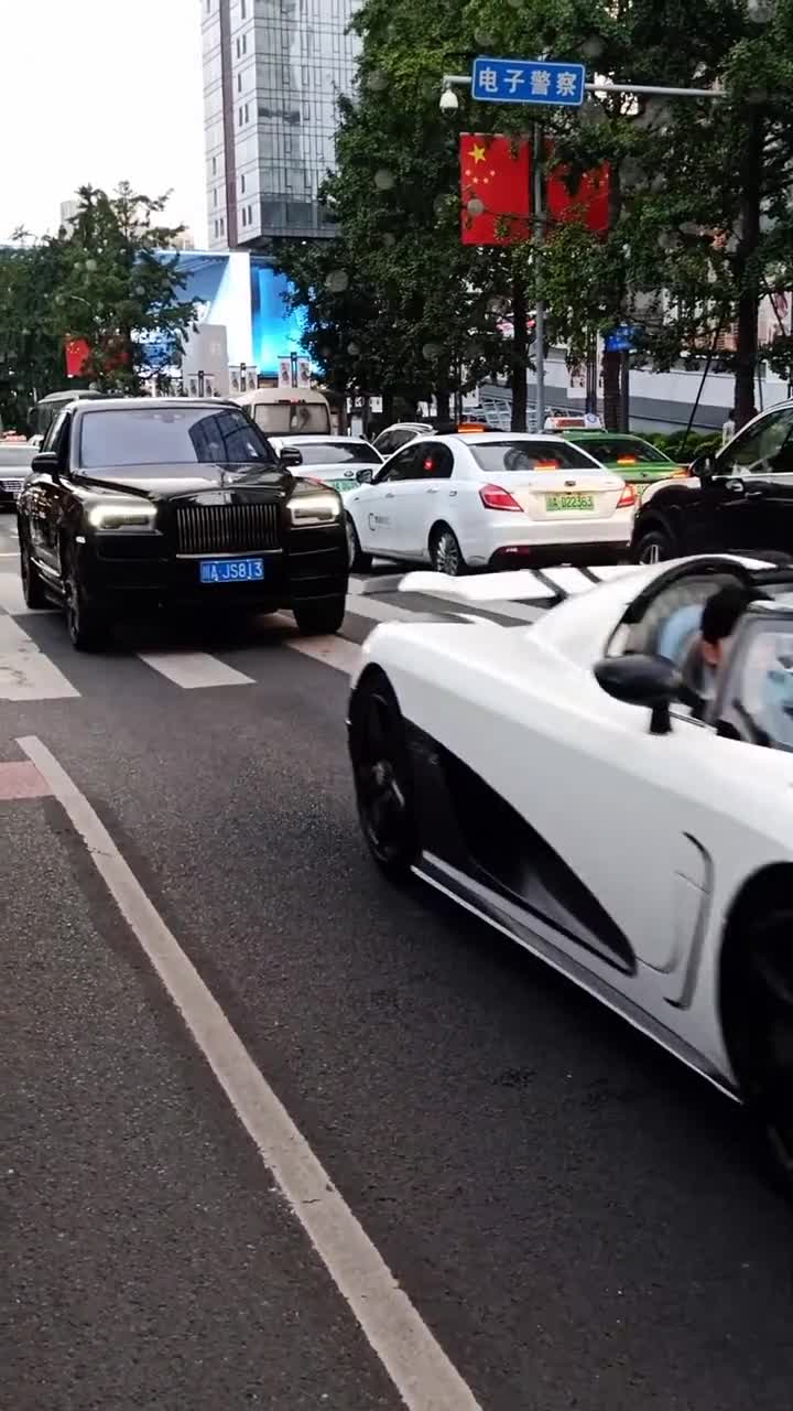 成都玩车大佬高总开全国仅5台的柯尼塞格带员工出来遛弯了后面bb版