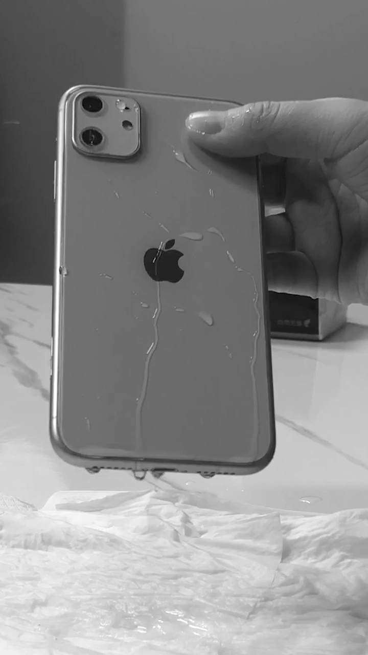 新买的手机掉马桶里了!怎么办?