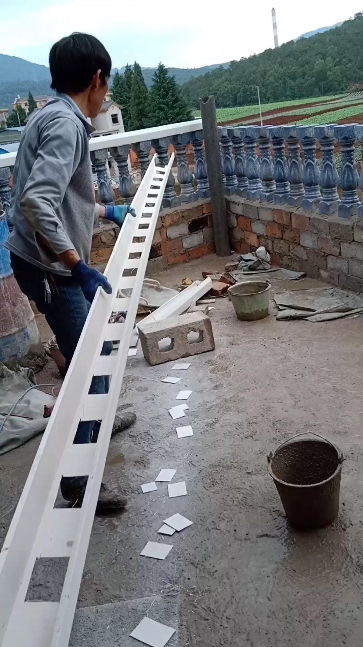 看看这样安装瓷栏杆又快又好来了留下红星感谢支持观看学习-度小视