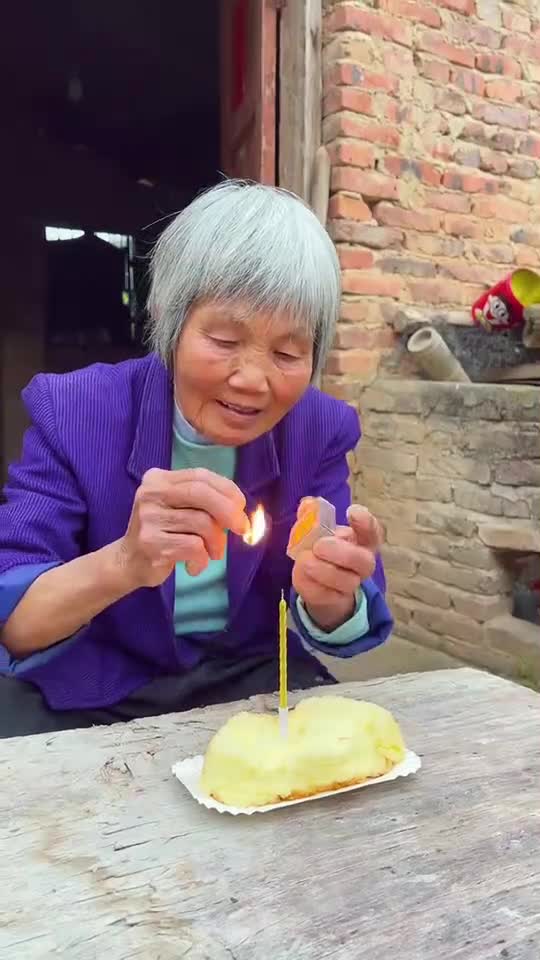 制作-寿桃,奶奶生日快乐,她开心的笑了