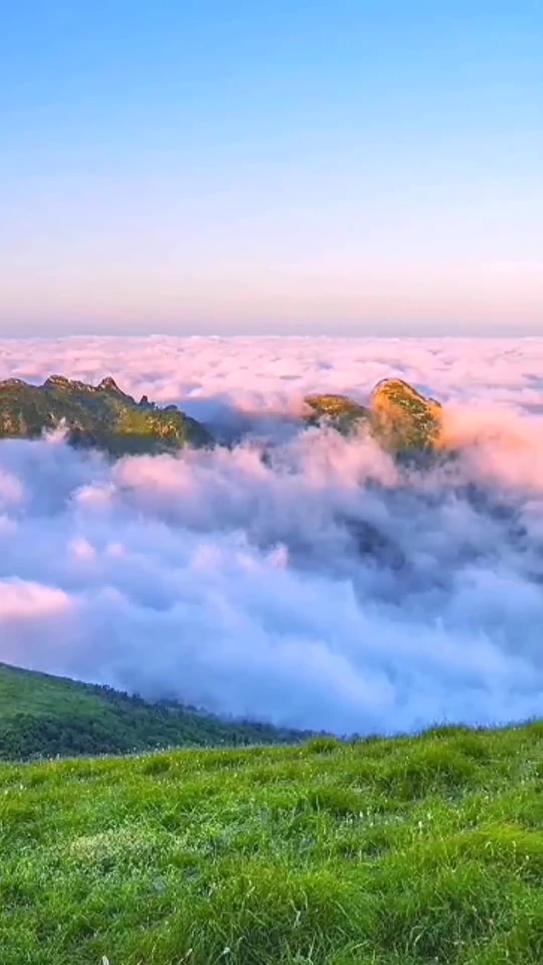 太白鳌山上,纵观秦岭云河一片云雾缭绕,犹如人间仙境