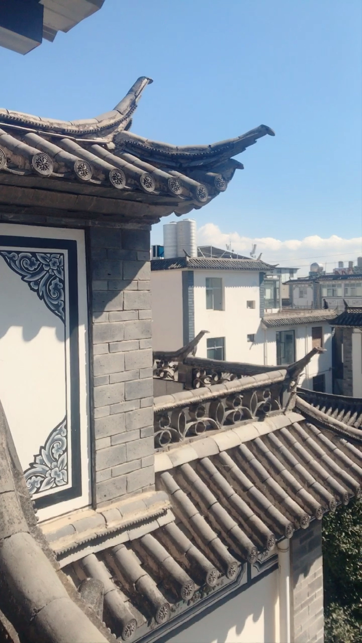 白族民居精致的砖瓦屋檐