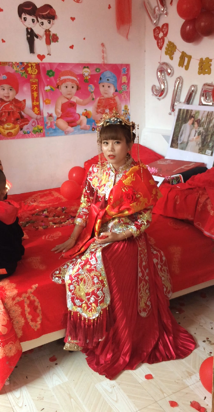 新娘远嫁农村,她的爸爸妈妈都去世了,来的只有她的大伯和舅舅来,但她