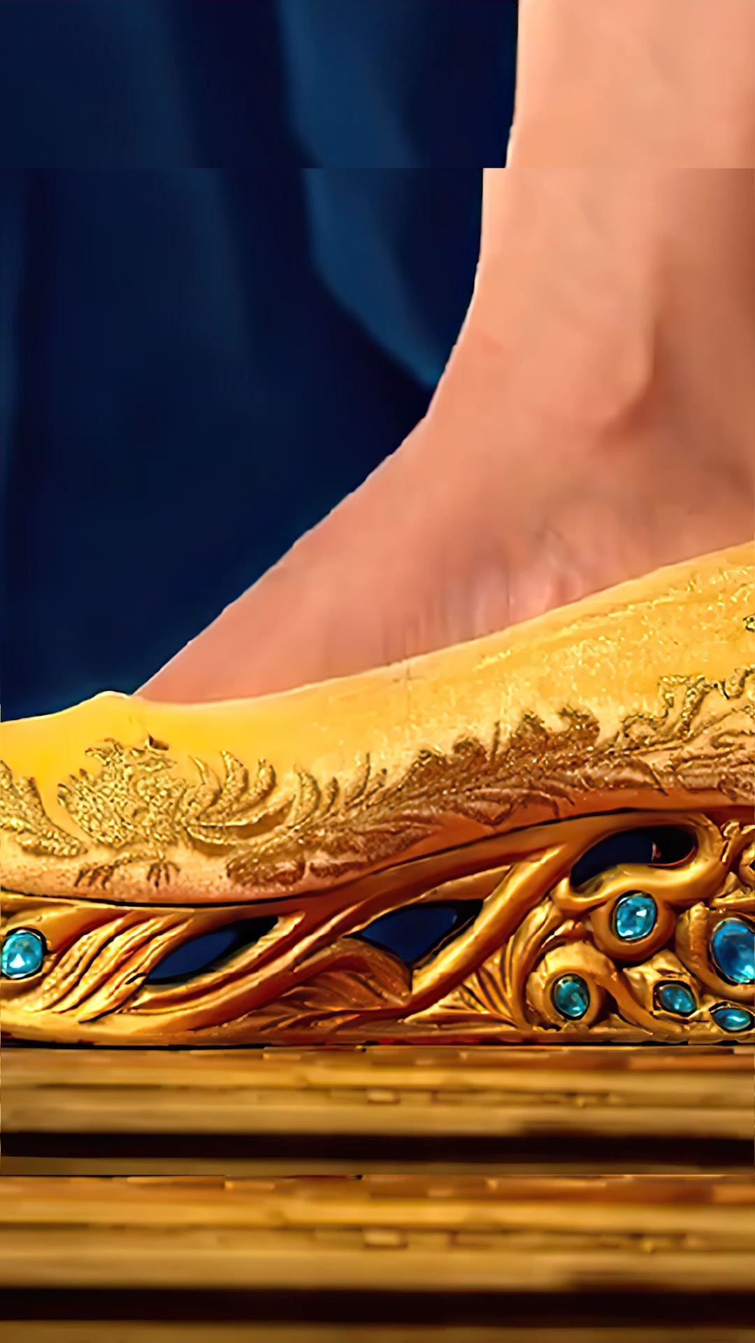 一双黄金高跟鞋,谁要是能穿上它,谁就是太子妃