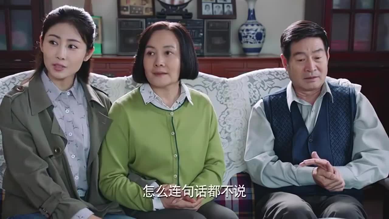 咱家:儿子带着年轻女友回家,一吃饭女友竟暴露本性,爸妈看懵了-度小视