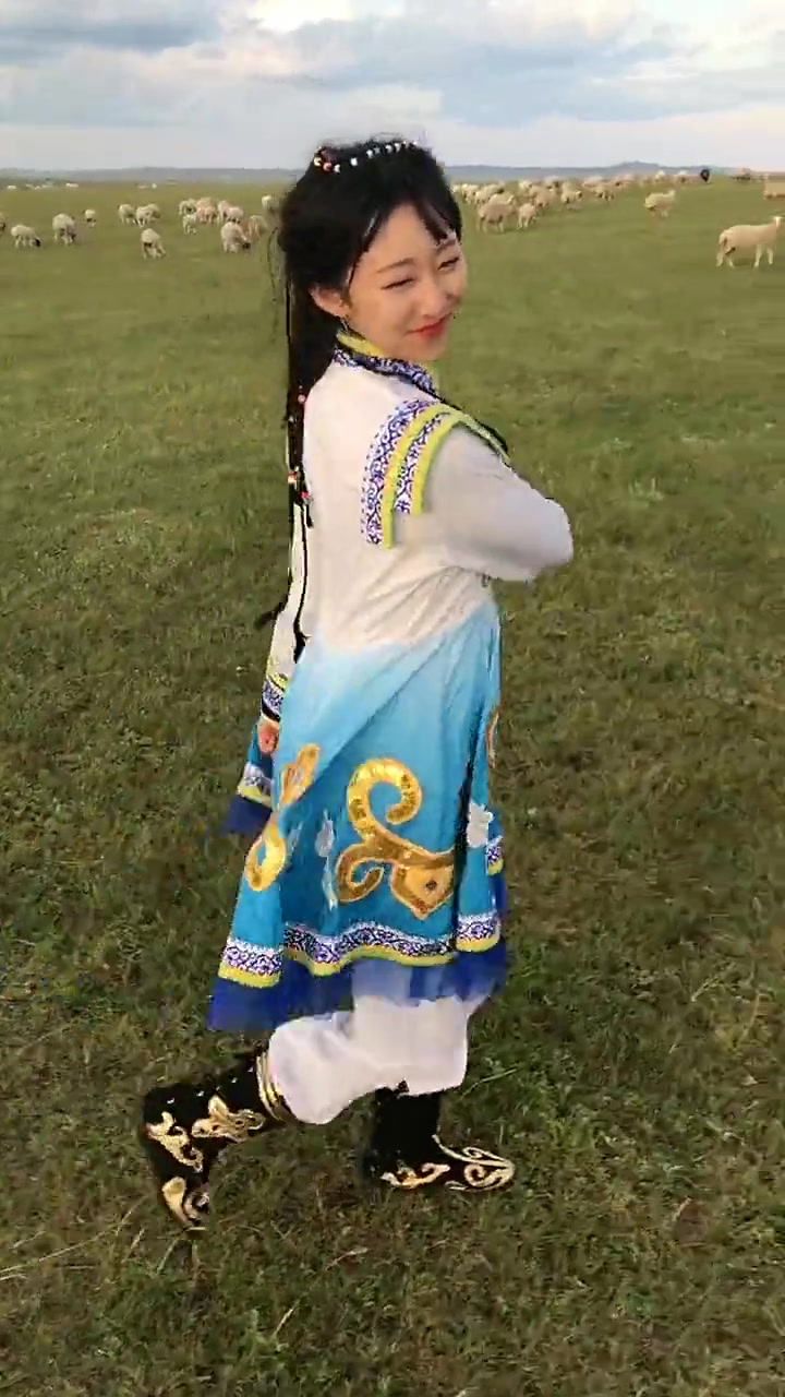 大草原上的美女,漂亮又活泼啊!
