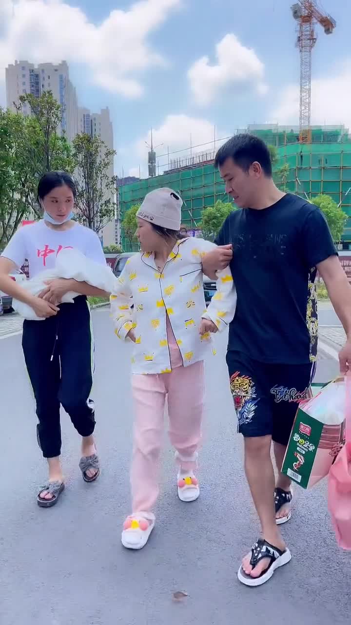 刘大师工地夫妻说今天送我出院了就不管我了,没事你们帮我是情分不帮