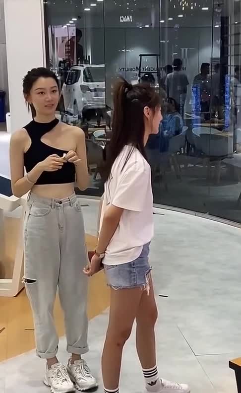 车模一姐苏宁跟张芮尔同台,转身那一刻,你觉得哪个更漂亮呢