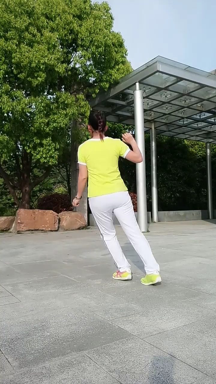 广场舞#原地飘背面慢教程,带你3分钟学会飘步,喜欢的朋友进来学习