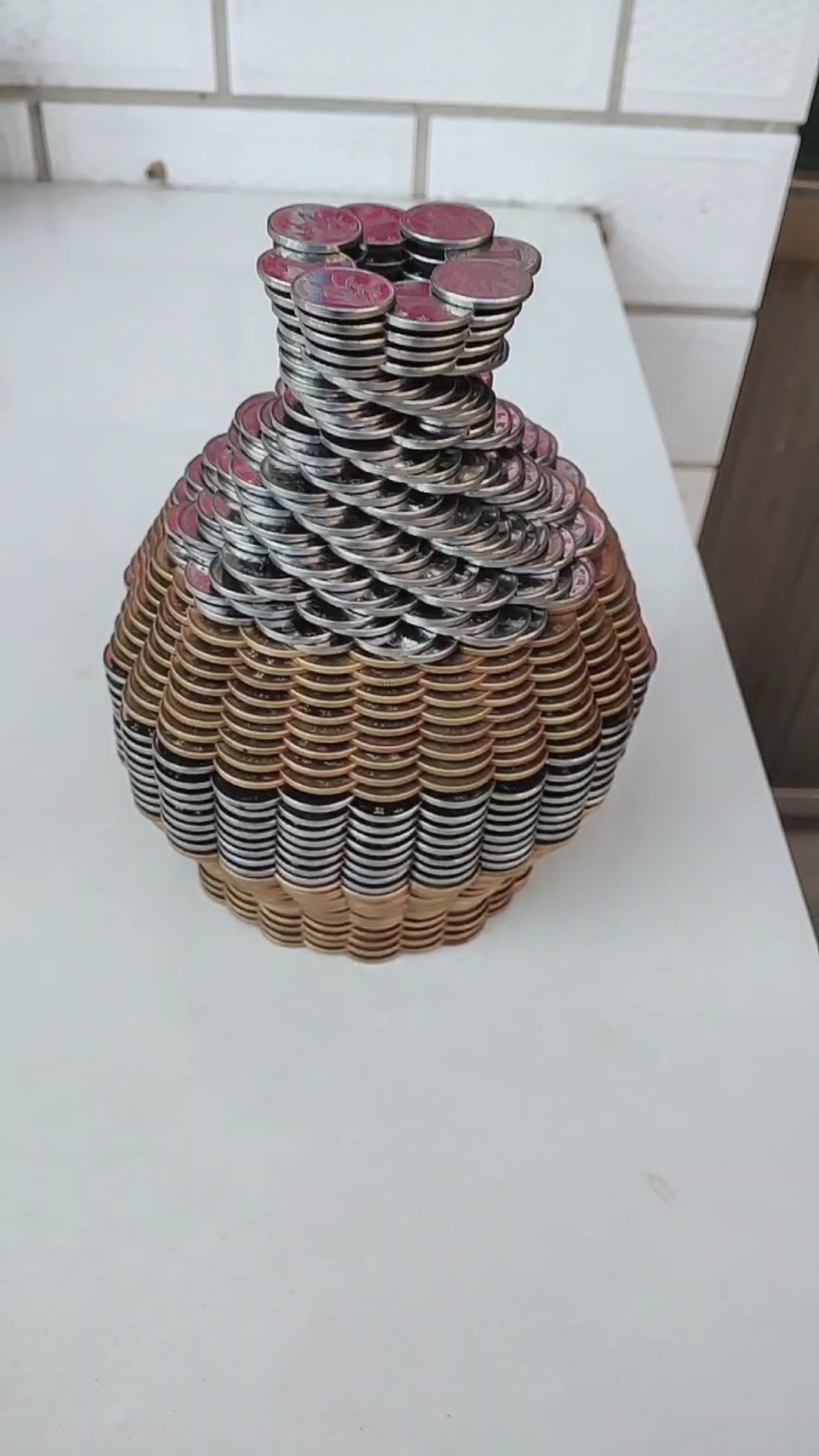 用硬币摆的酒瓶子